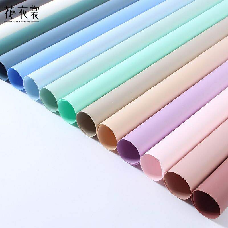 1 xấp giấy gói hoa 1 mặt. không thấm nước dùng để bó hoa loại giấy bóng 1 mặt
