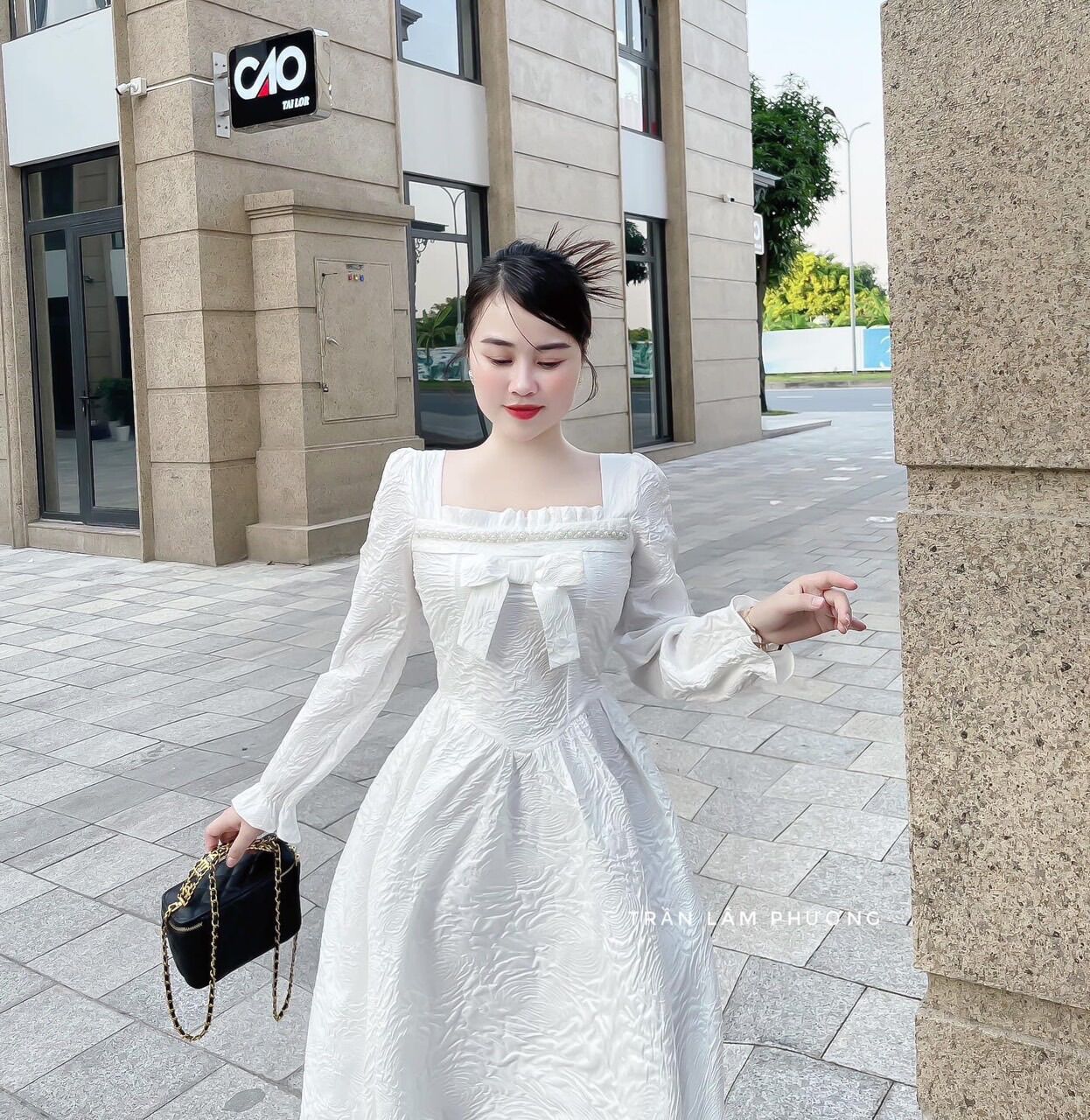Đầm xốp nữ trắng phối cổ vuông nơ ngực