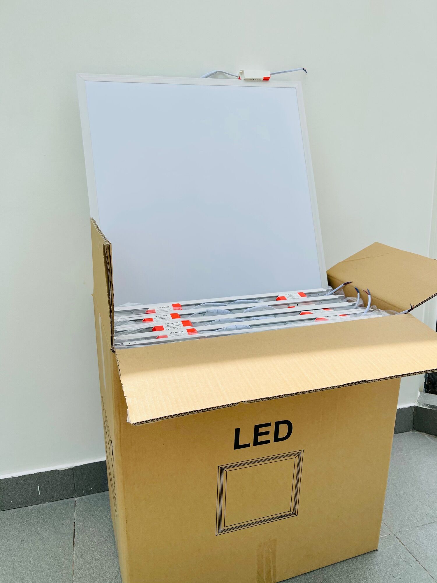 HOẢ TỐC TẠI SG 1 BÓNG ĐÈN PANEL 600.600 công suất 48W và 64W