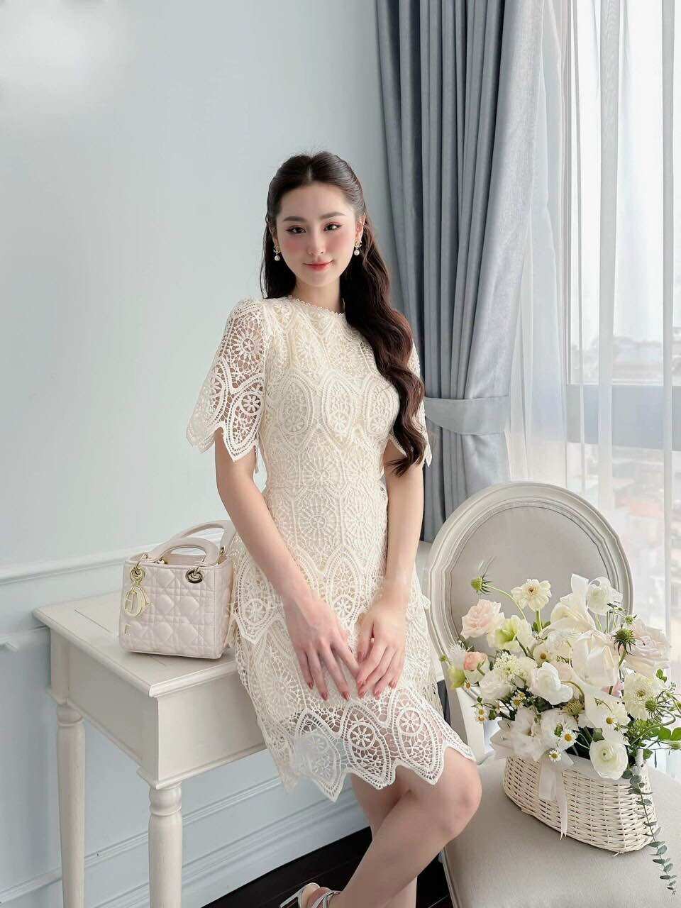 Đầm ren dự tiệc cổ tròn xinh xắn