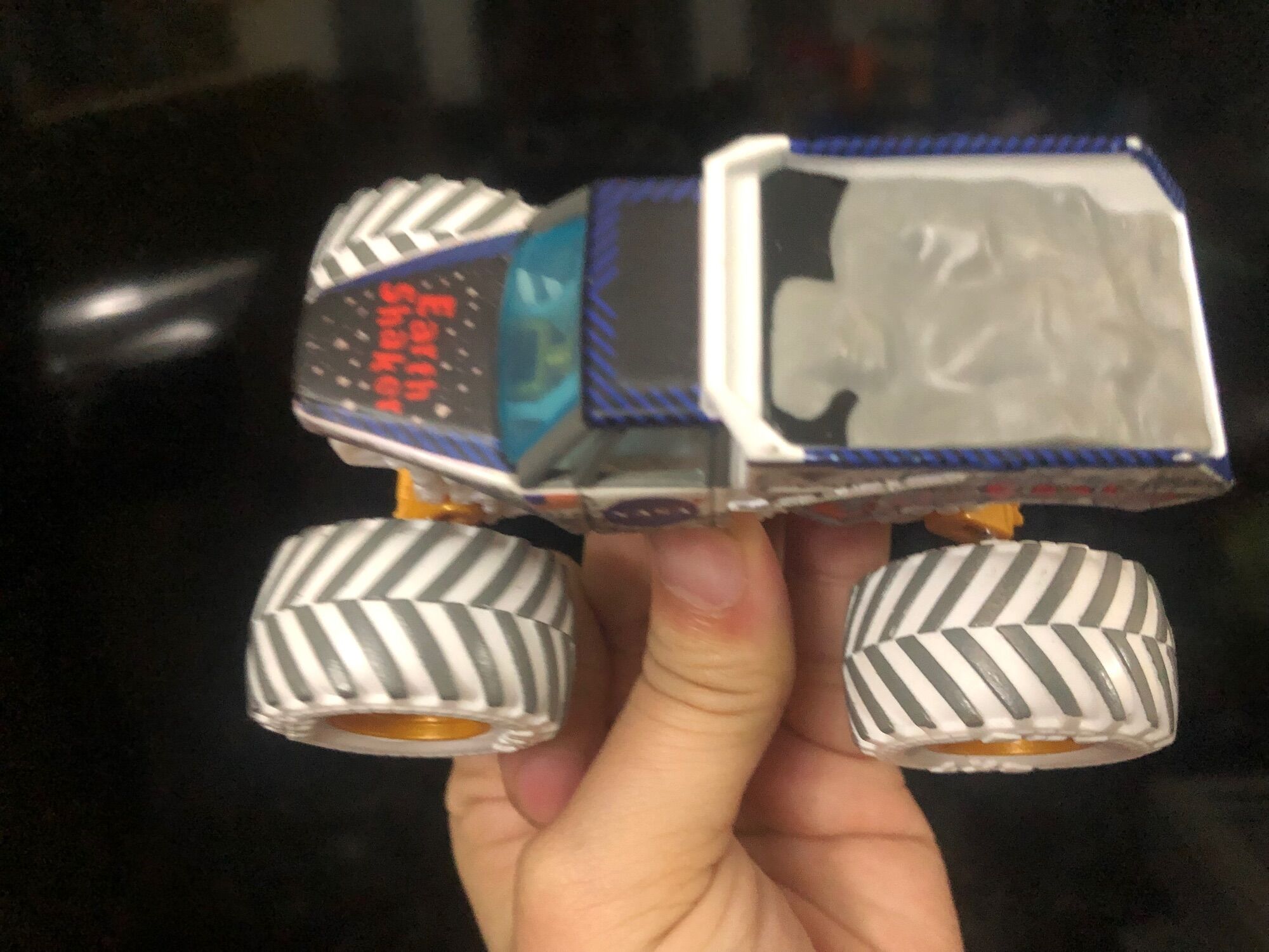 Series các mẫu xe Monster Jam Earth Quake