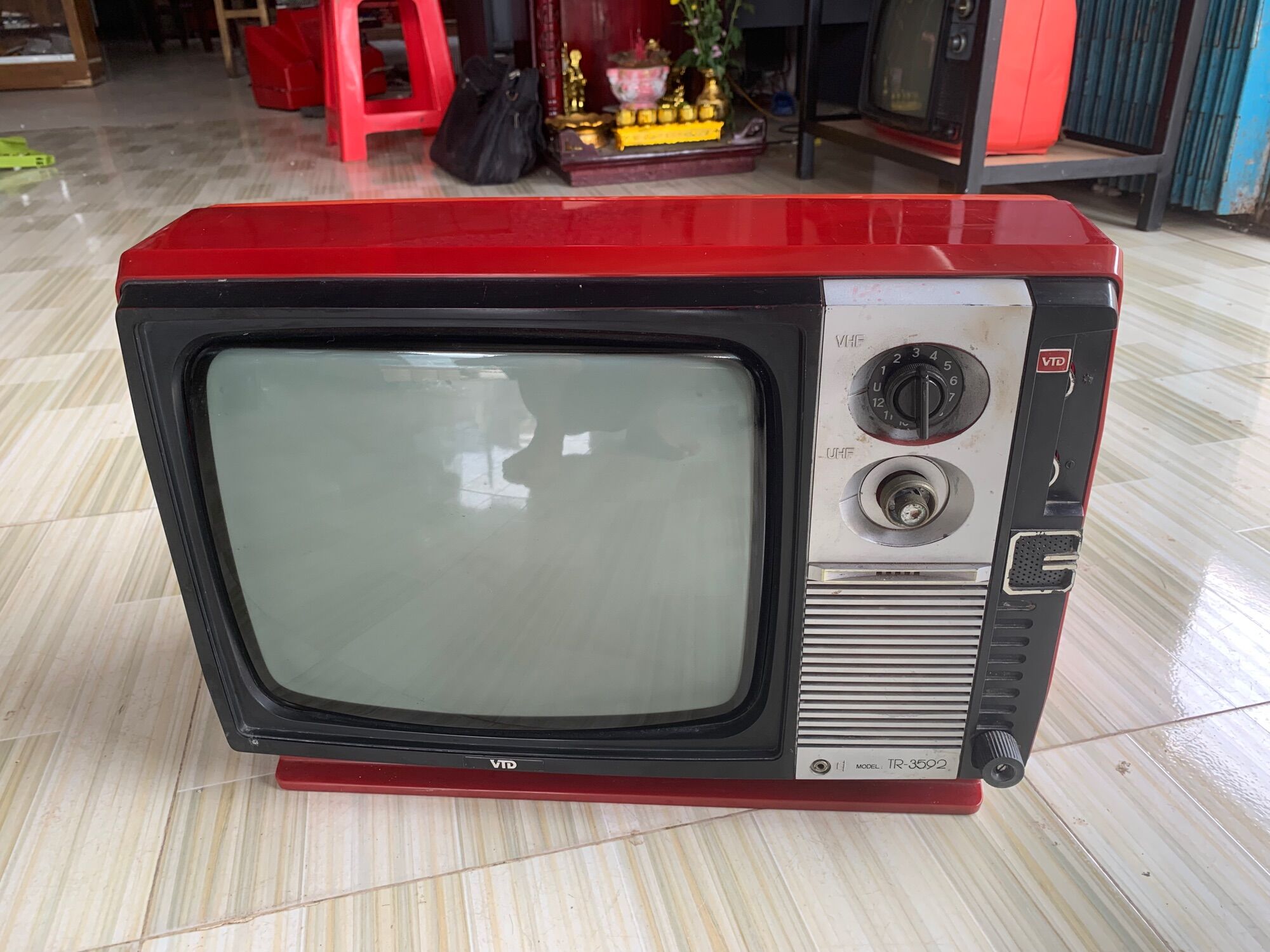 Tivi đỏ xưa trưng bày 14in
