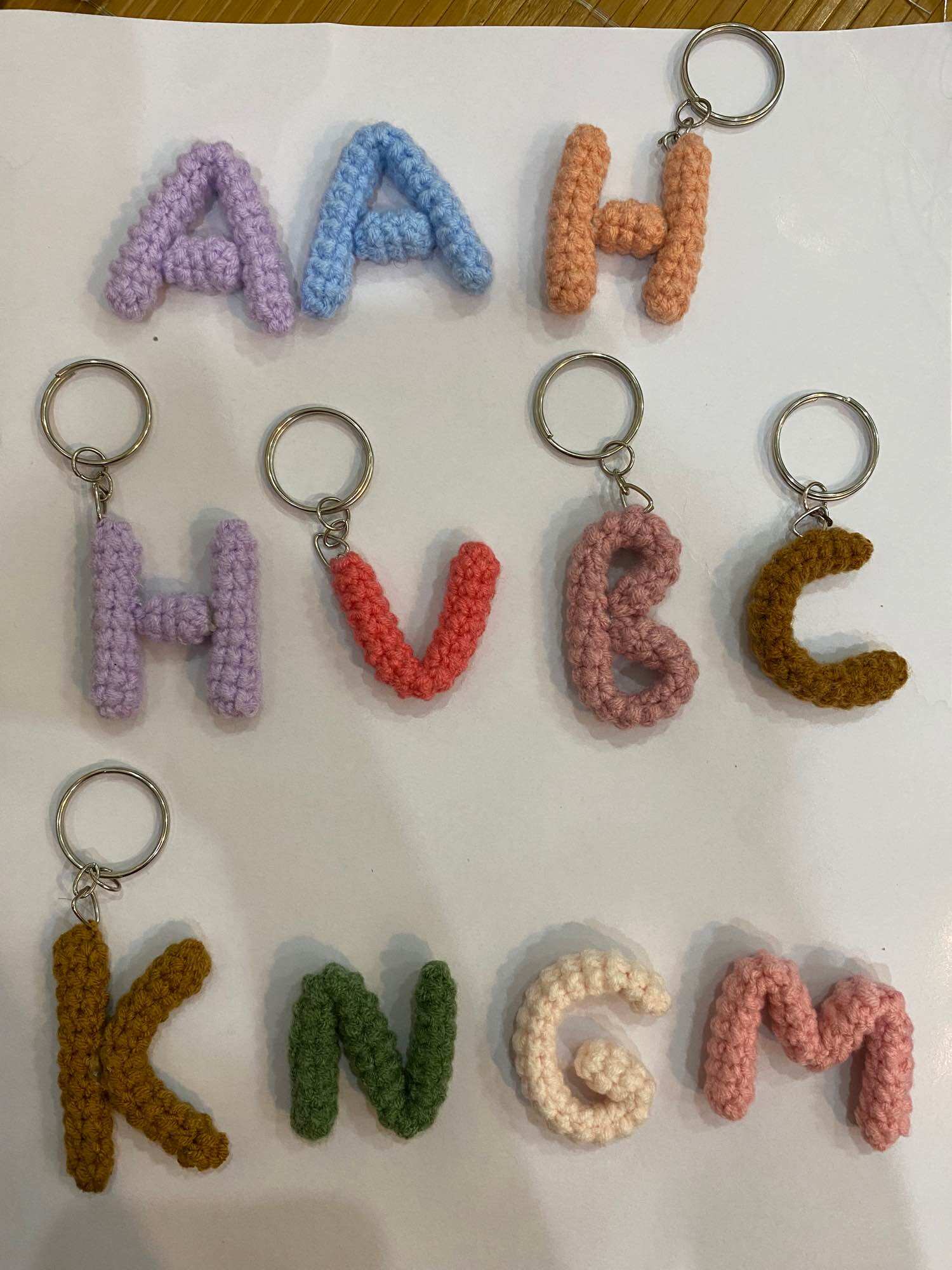 Móc khoá chữ bằng len handmade tặng bạn bè người yêu…
