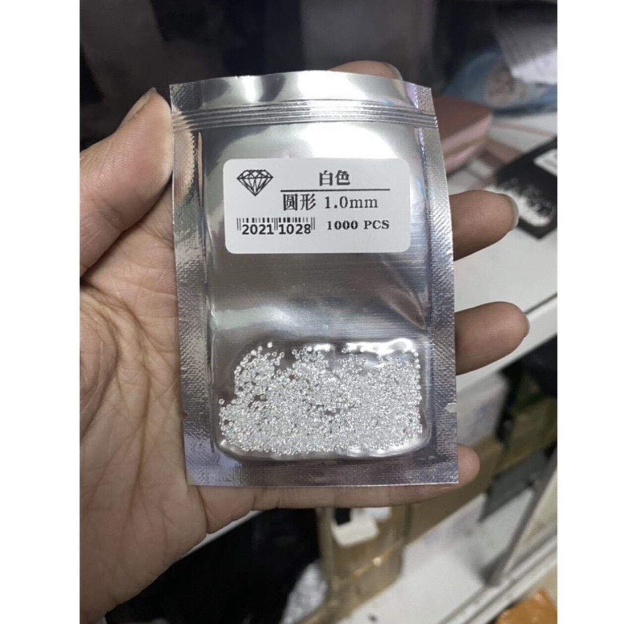 Đá chân nhọn đính răng
