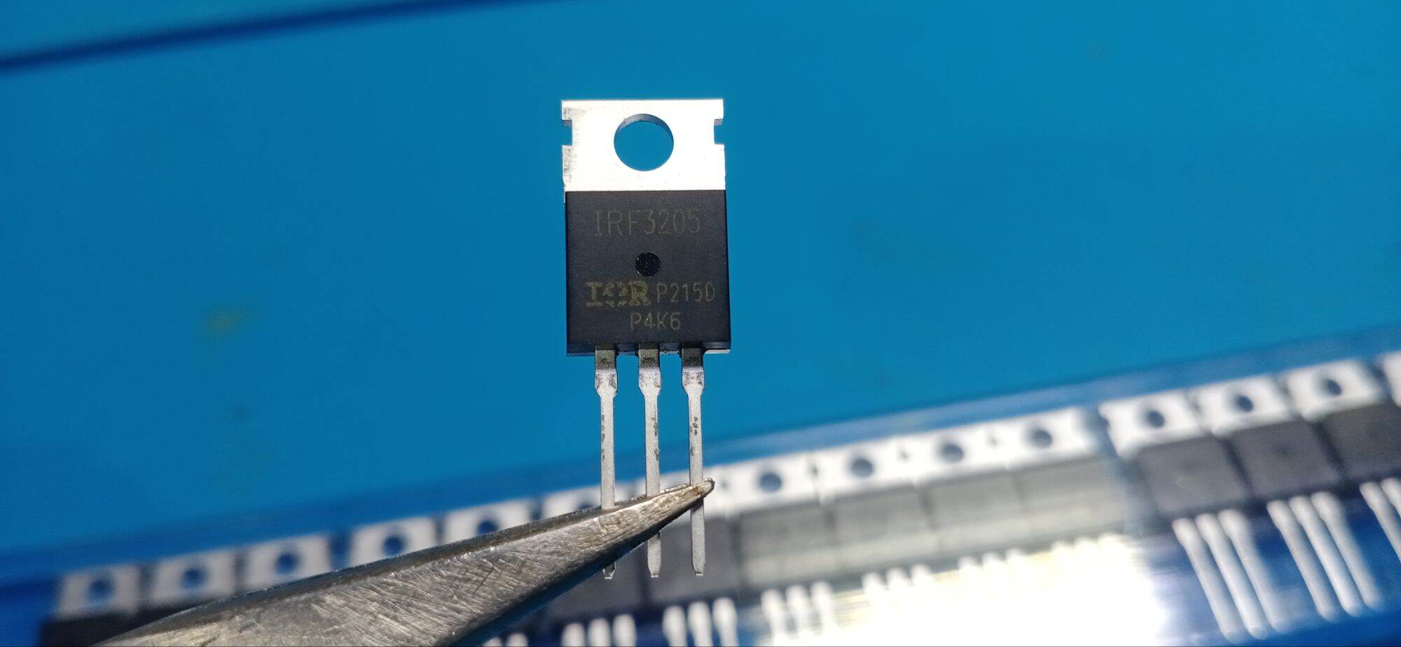IRF 3205 - Mosfet kênh N lưng đồng