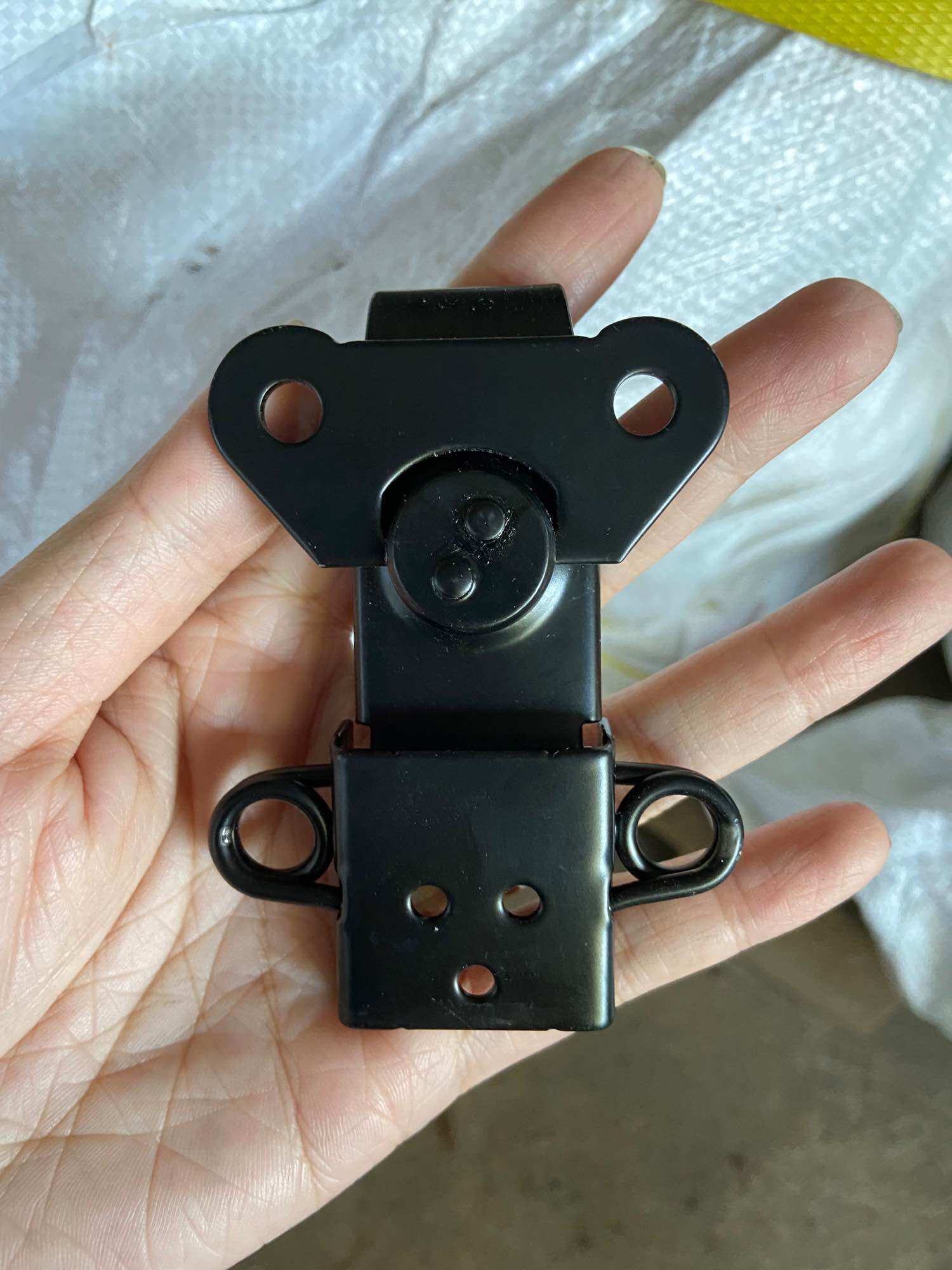 Khoá bướm nổi bắt tủ âm thanh