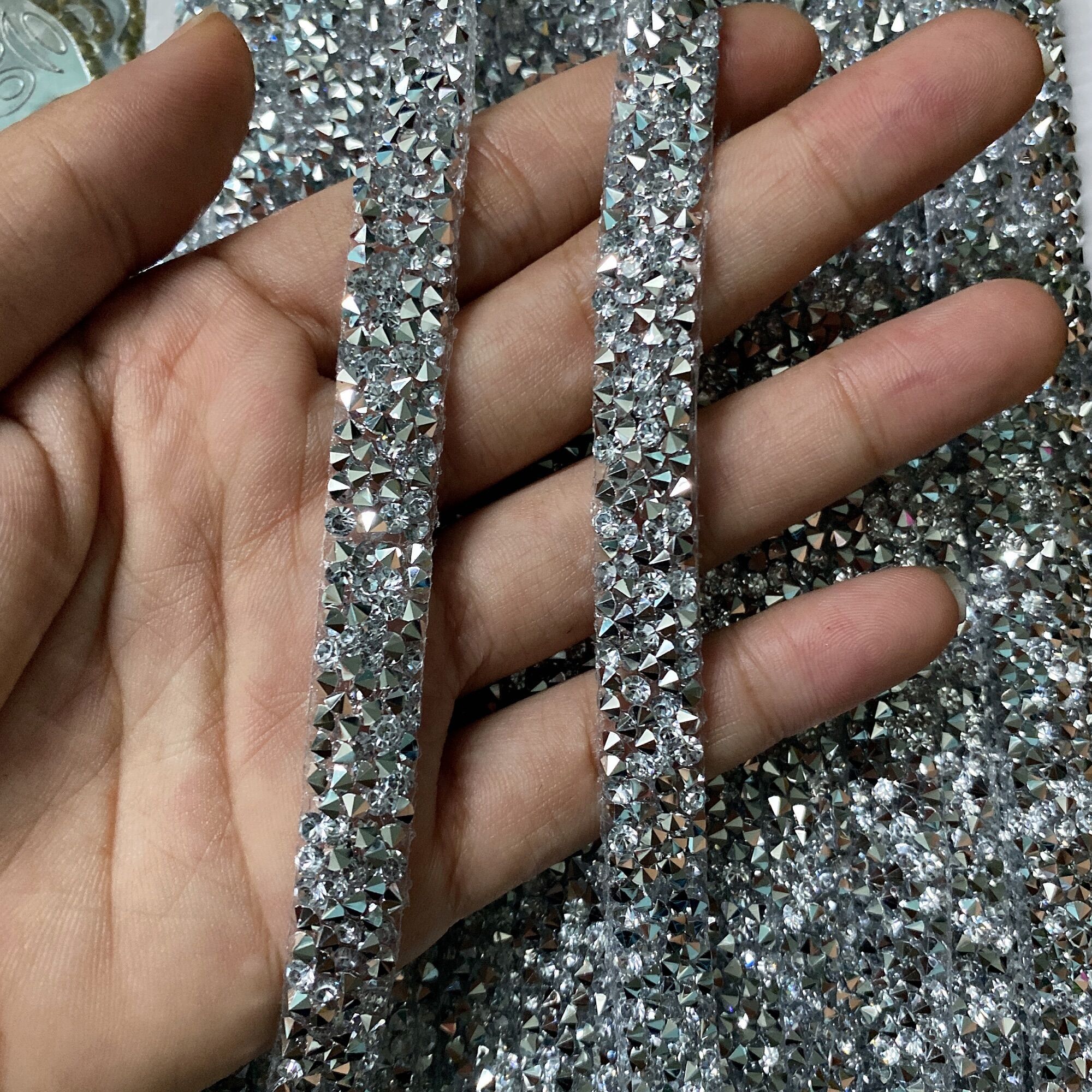 1m DÂY ĐÁ ỦI ÉP NHIỆT SIZE 9li-1cm ( phụ kiện trang trí may mặc)