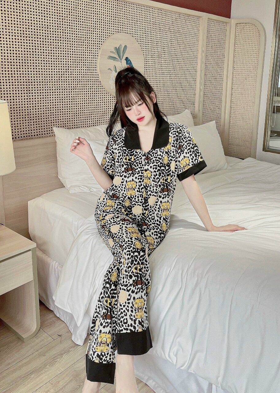 freesize dưới 58kg )PIJAMA 5CE CỘC DÀI CỔ SEN LỤA MANGO MẪU CHẤM ĐEN KHÓA VÀNG quần có túi