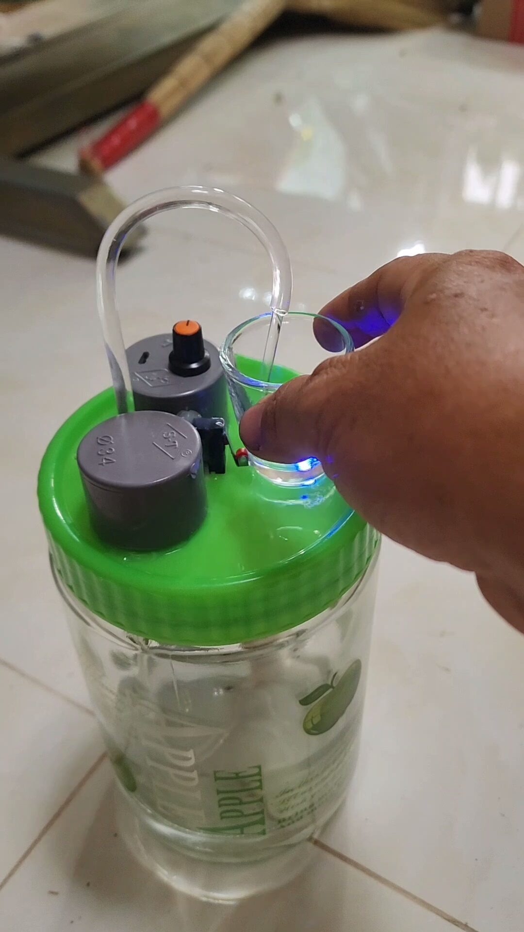 Bình rót ruou tự động thủy tinh 2 lít