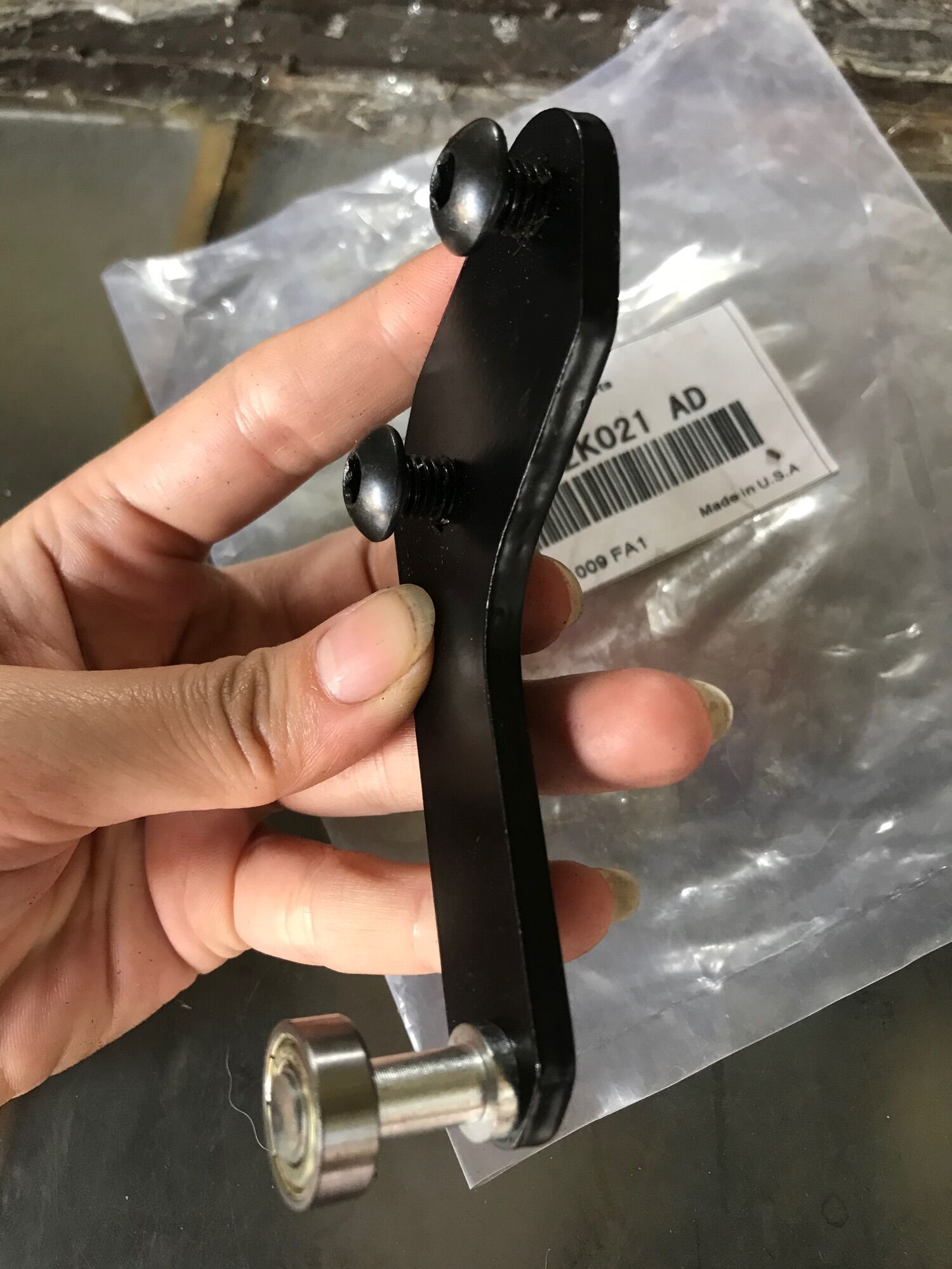 Bát Bạc Đạn (Bi Trượt) Cửa Lùa Ford Transit (Dưới)