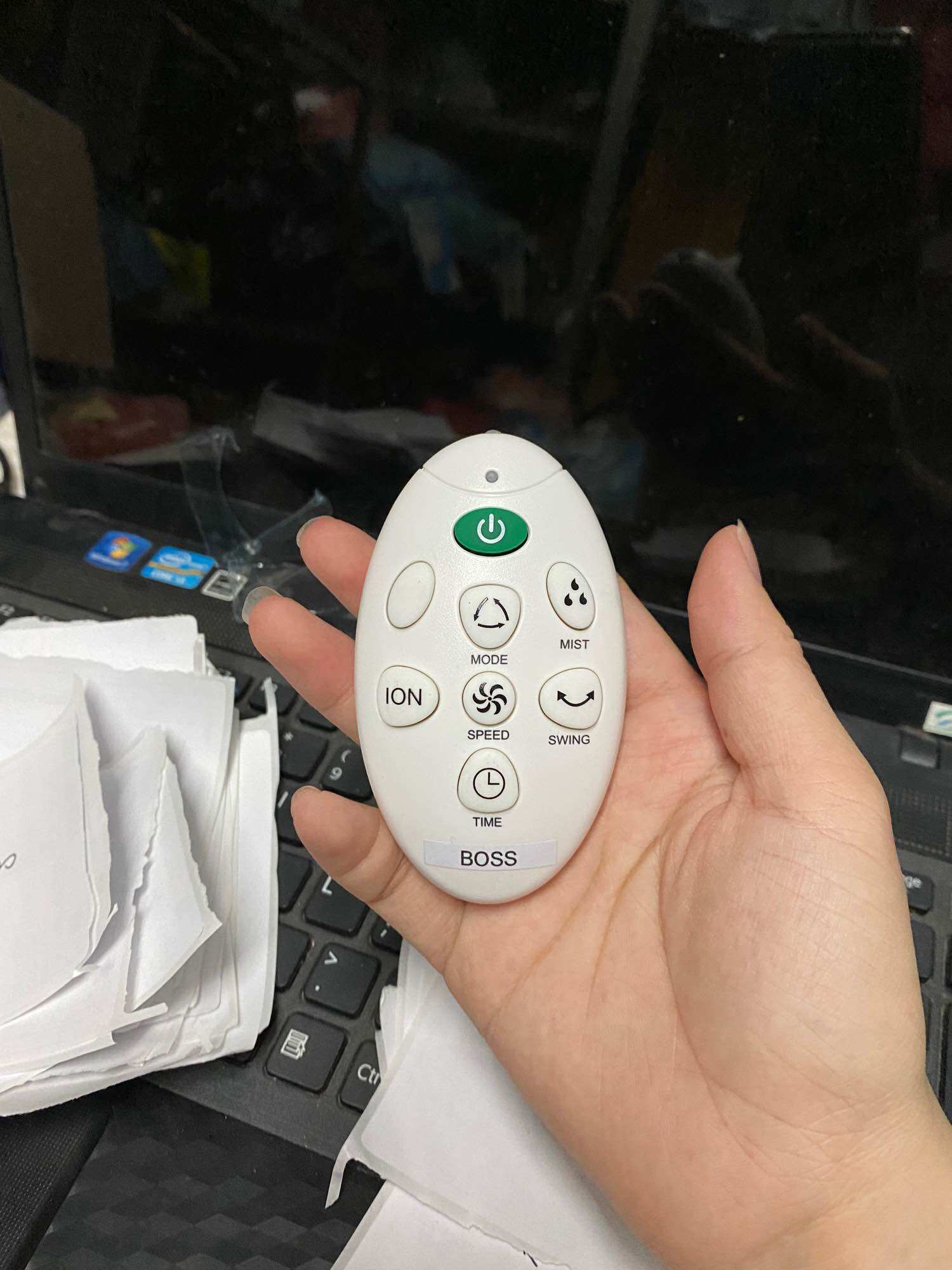Điều khiển quạt boss đen