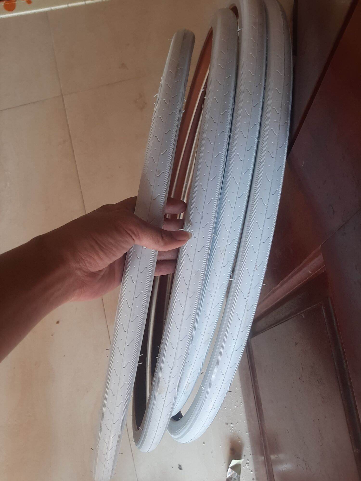 Lốp xe đạp thể thao màu trắng vành 700x28c