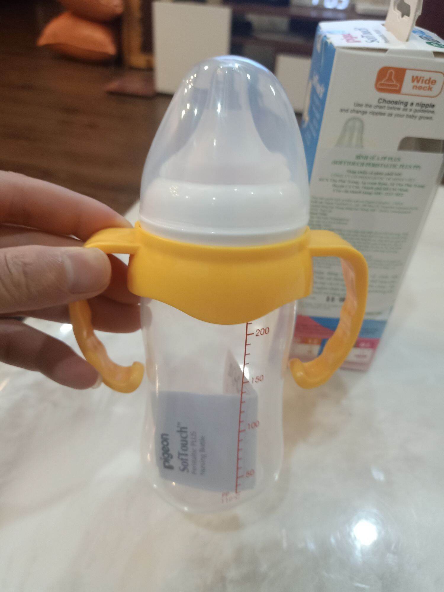 Bình sữa pigeon Softouch tặng kèm tay cầm 160ml và 240ml bình cổ rộng