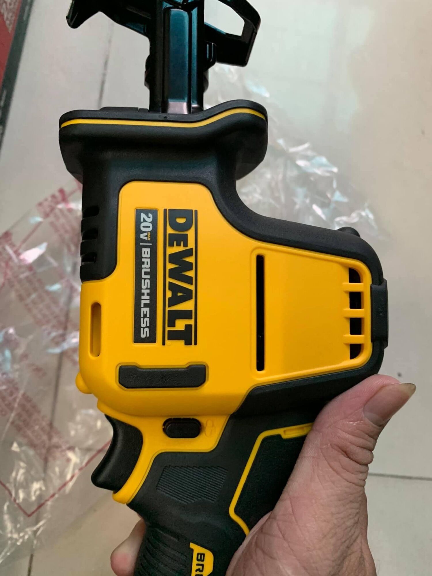 Cưa kiếm Dewalt 369 20v