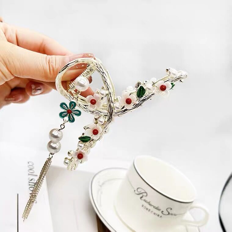Kẹp tóc hoa mai trắng châu đỏ tua rua tiểu thư