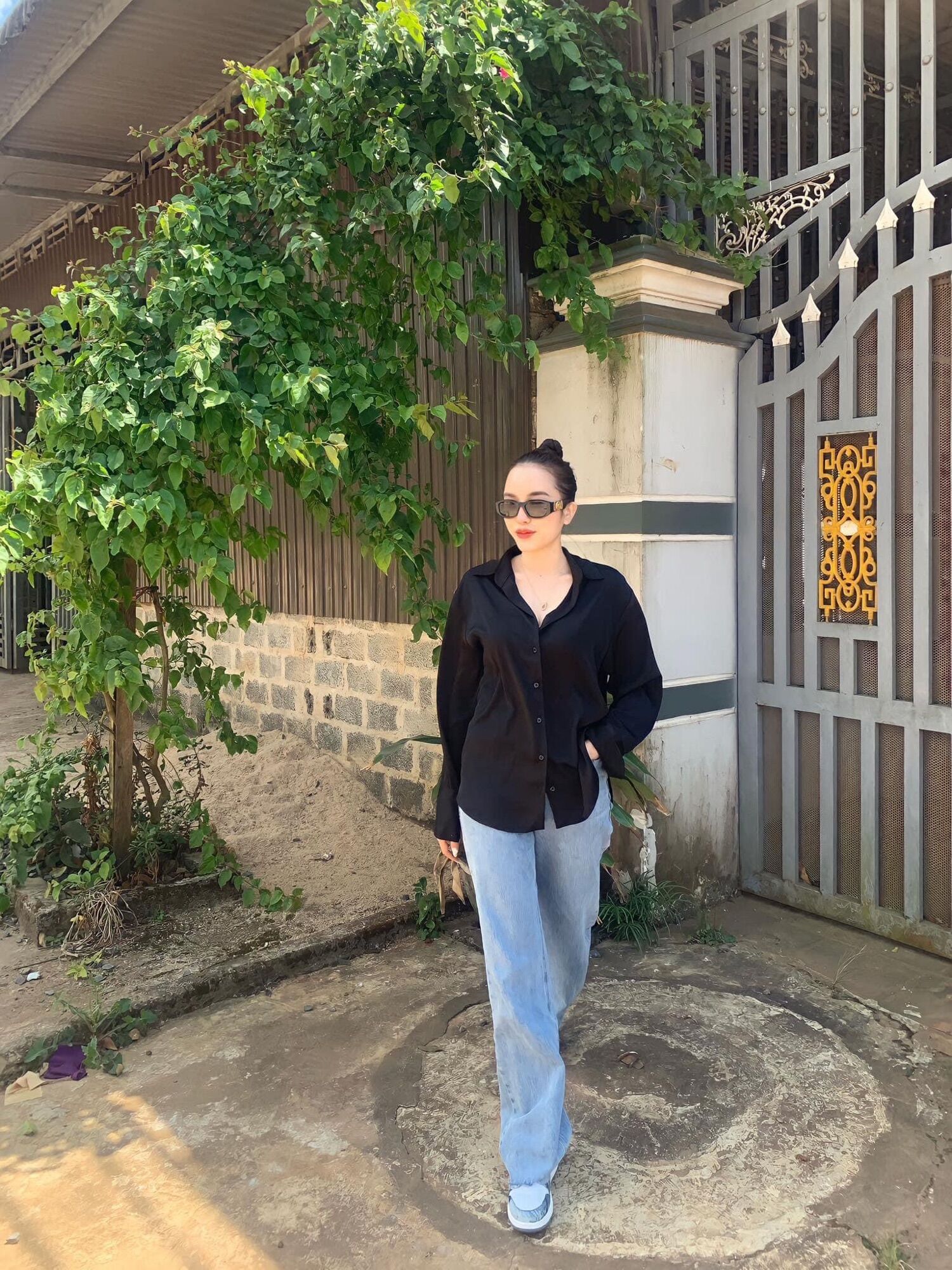 Áo sơ mi lụa màu đen dài tay
