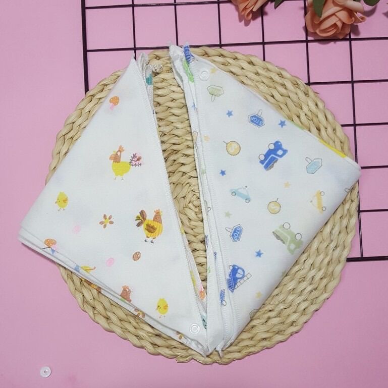 Yếm tam giác hai cúc bấm cho bé