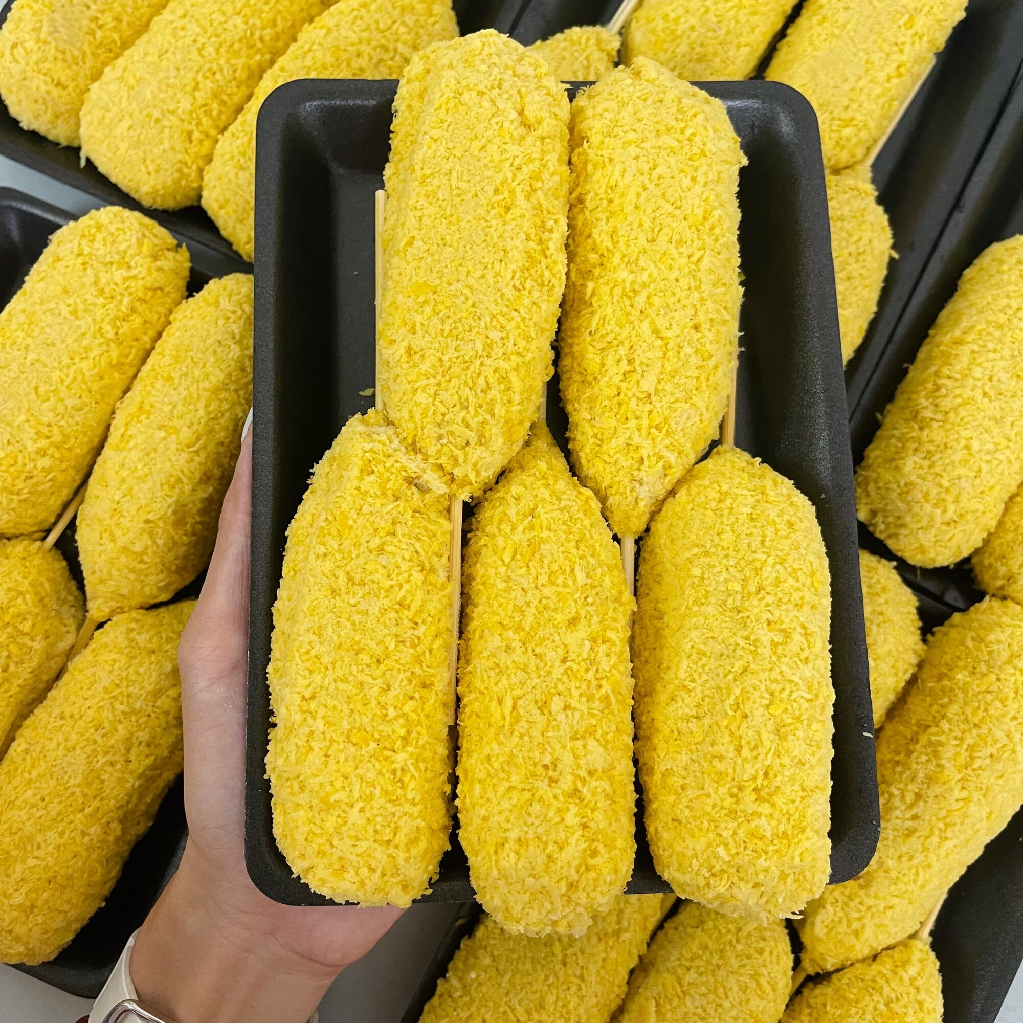 Xúc xích hotdog phô mai kéo sợi siêu ngon ăn liền tiện dụng (10c/gói) - GT FOODS - ship nhanh HCM, ăn vặt, chiên, rán, gà chiên. khoai tây chiên, cá viên chiên.