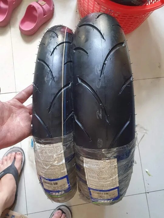 Vỏ Lốp Irc iz-003 vỏ mới new 100%. 90/80-17 cực kì bám đường. vỏ đua chuyên nghiệp . bao cạ gối. giá