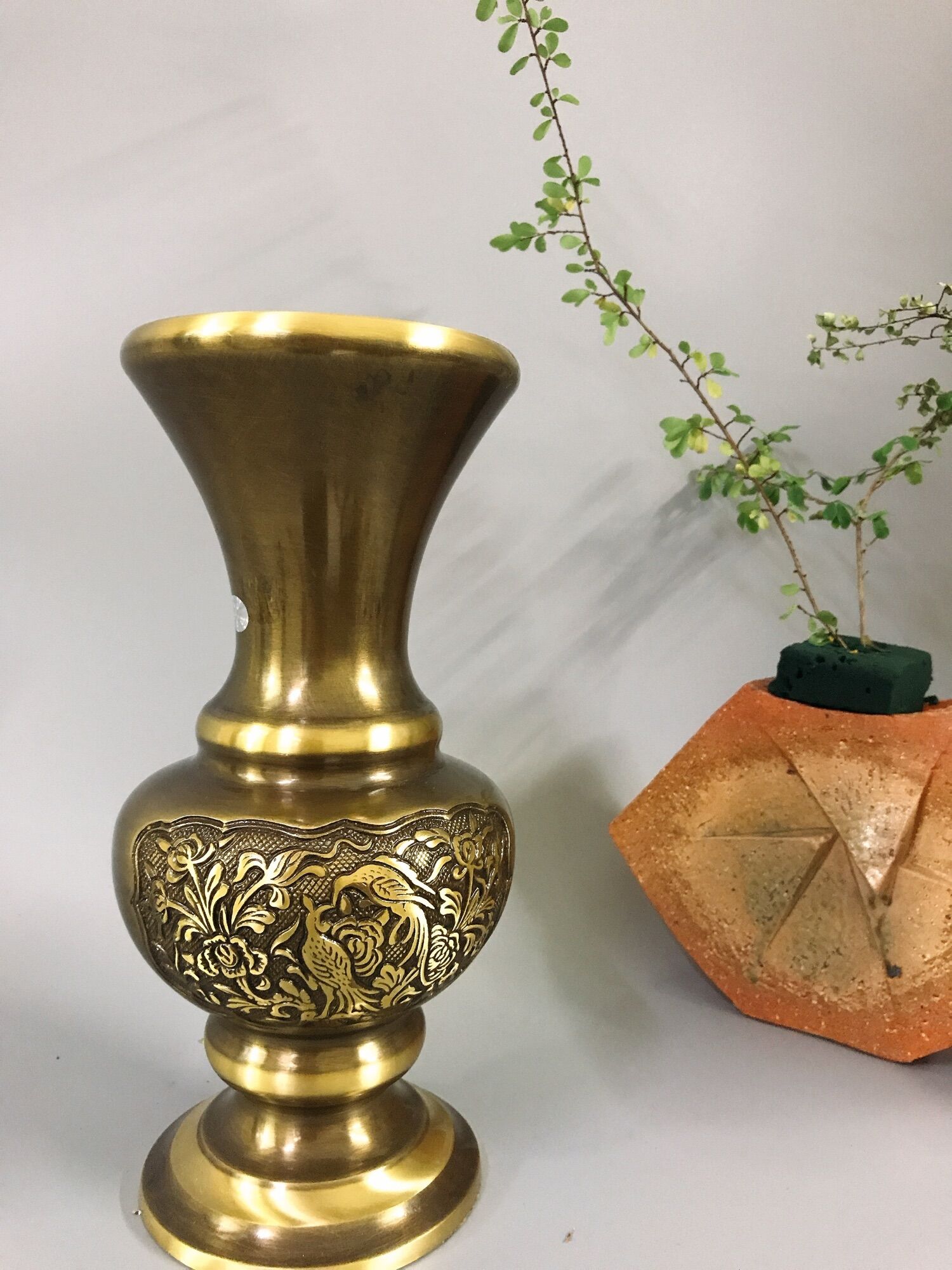 Lọ hoa bằng đồng màu cổ 30cm, lọ hoa bông cúc bằng đồng.