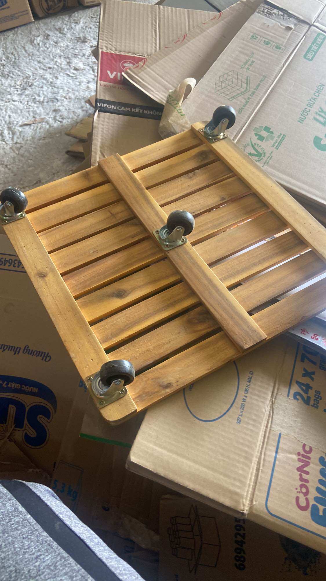 Đế khay để chậu cây bánh xe vuông 40cm