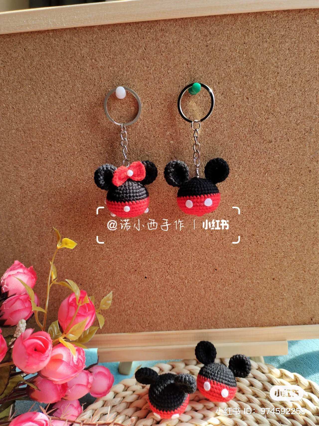 Móc khoá quả cầu mickey bằng len