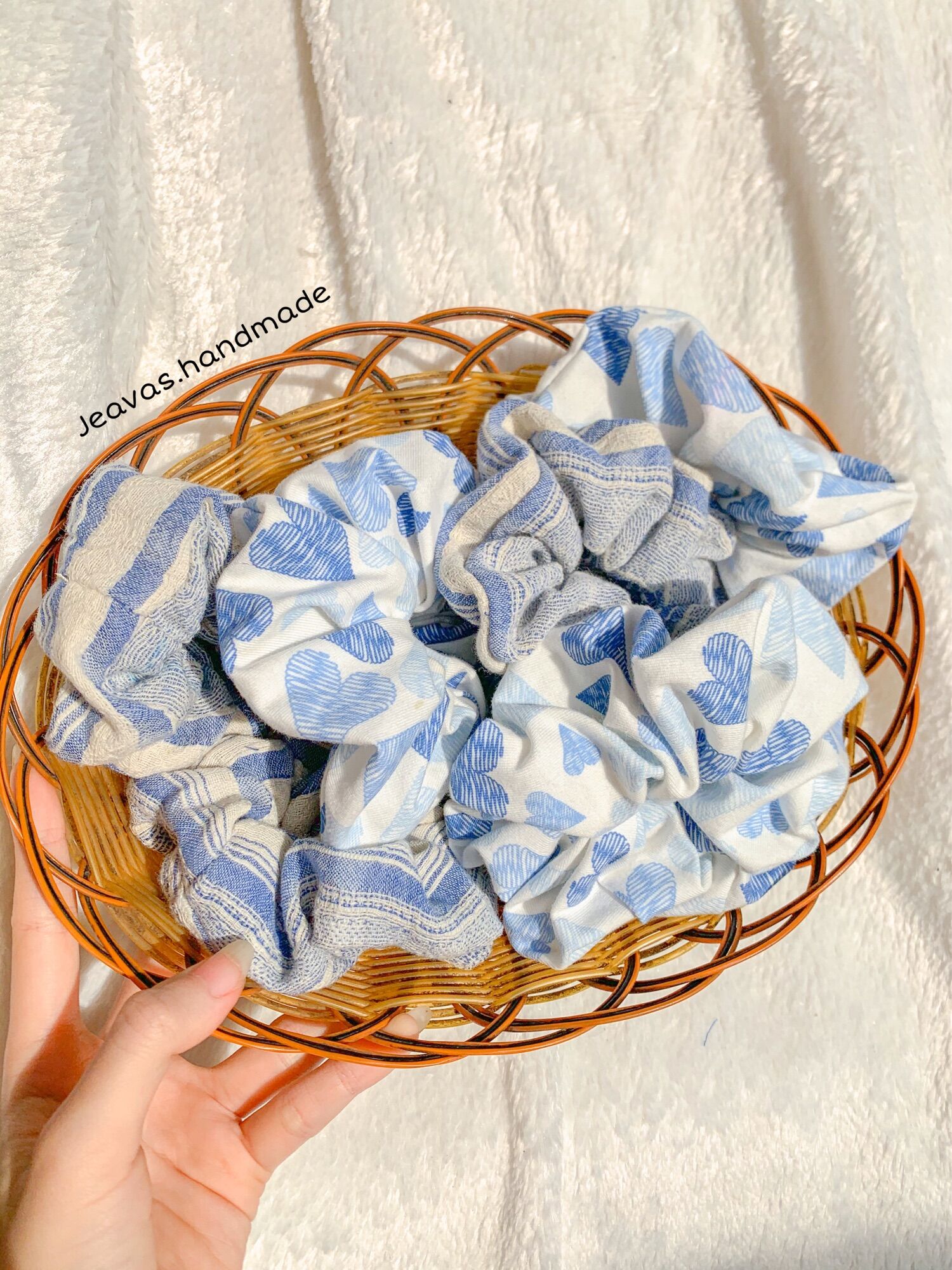 Dây Cột Tóc Vải Scrunchies màu xanh dương nhạt. Thun buộc tóc Scrunchies dễ thương, hợp thời trang, phụ kiện năng động