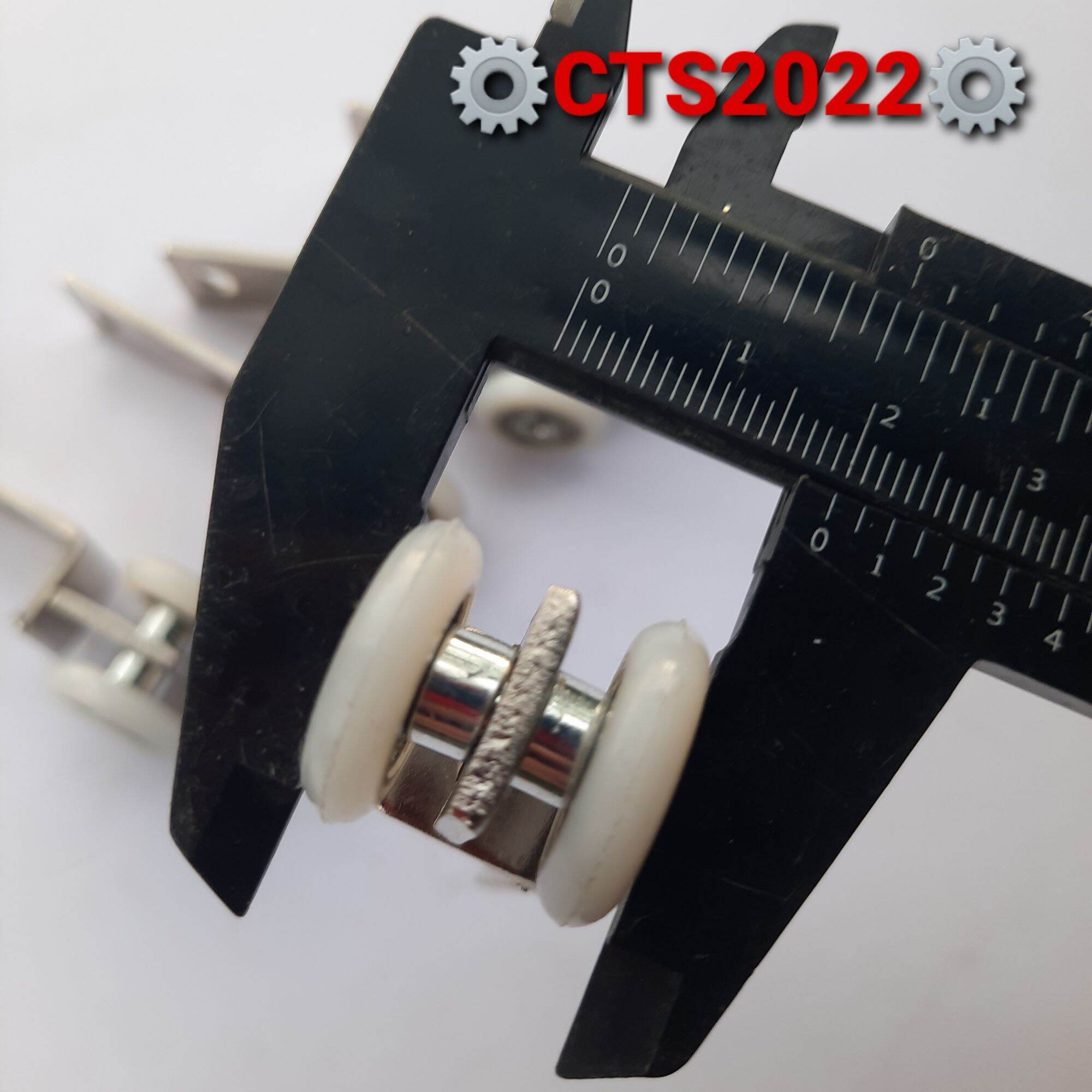 Con lăn trên cửa lùa inox tiện dụng