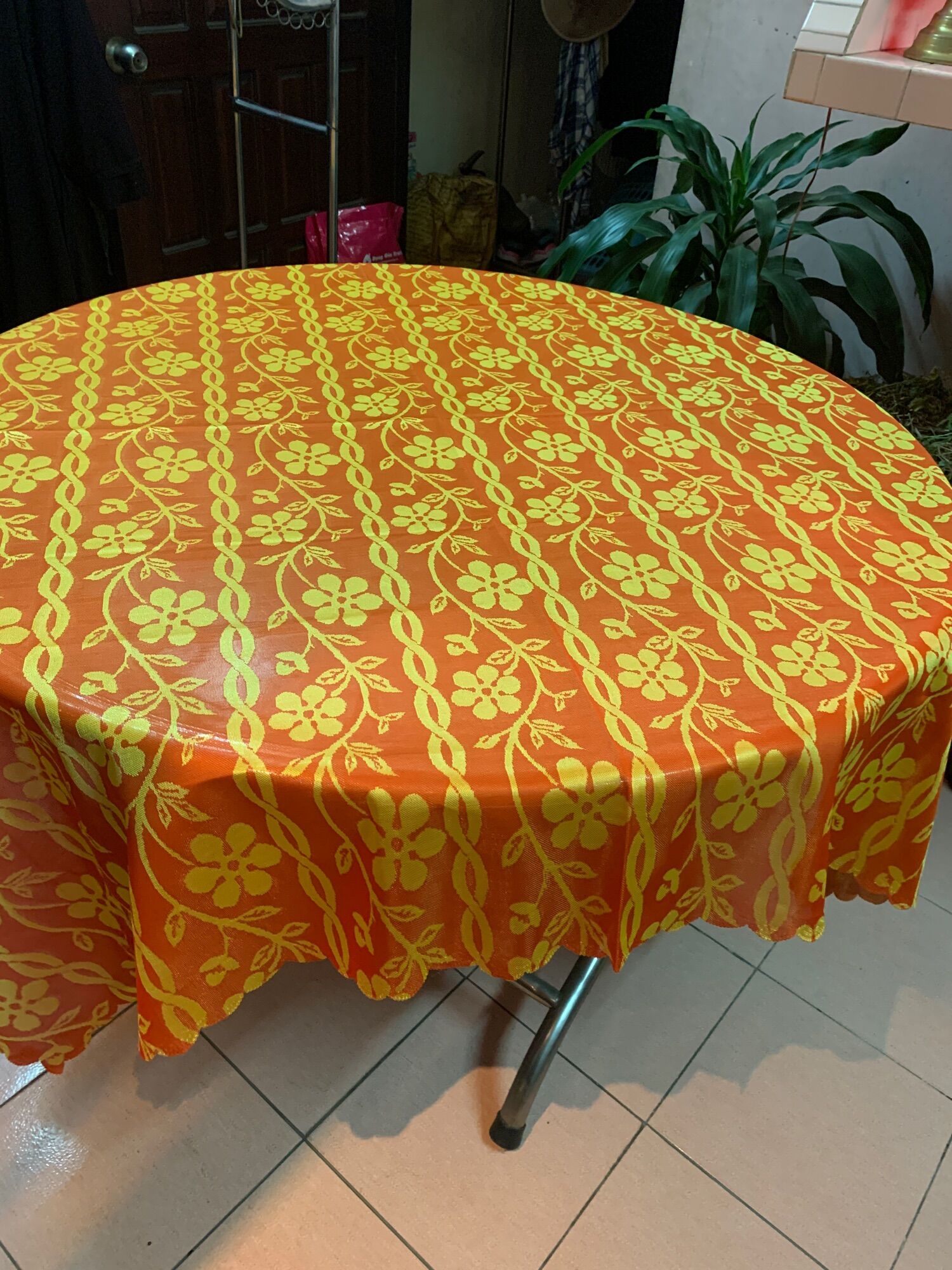 Khăn trải bàn tròn vải gấm hoa in nổi