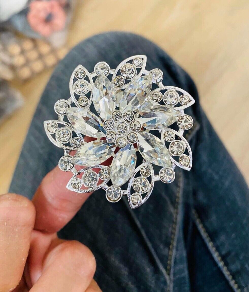 Tag cài đá size 4.5cm có trâm cài phía sau