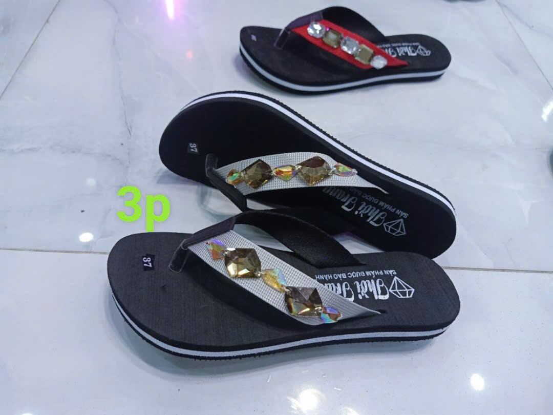  dép kẹp 3 phân quai làm bằng dây vải  dù  mịn màng đi rất  êm chân. có khâu thủ công những viên đá lấp lánh sáng lên trên quai. tạo sự trẻ trung duyên dáng sang trọng. đi được nước không trơn trượt rất nhẹ nhàng.dễ di chuyển  đi chơi đi biển được 