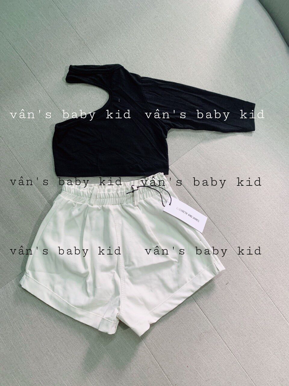 Set áo thun lệch vai quần short bé gái