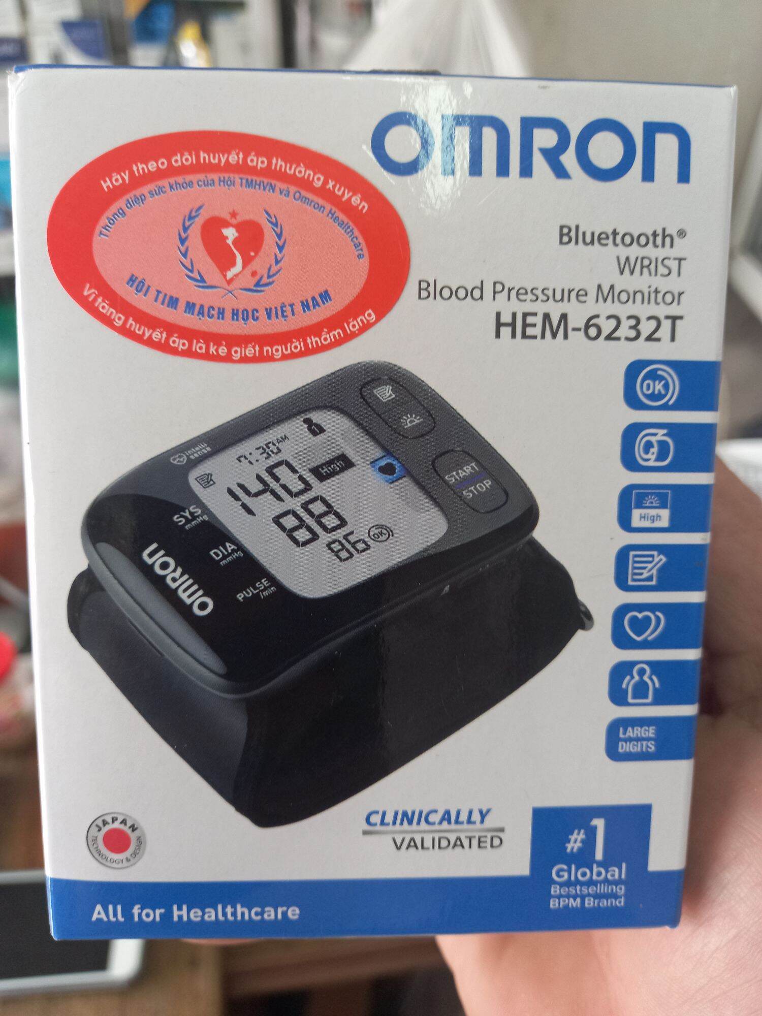 Máy đo huyết áp cổ tay Omron HEM-6232T