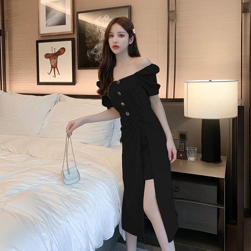 Váy xẻ tà cổ vuông