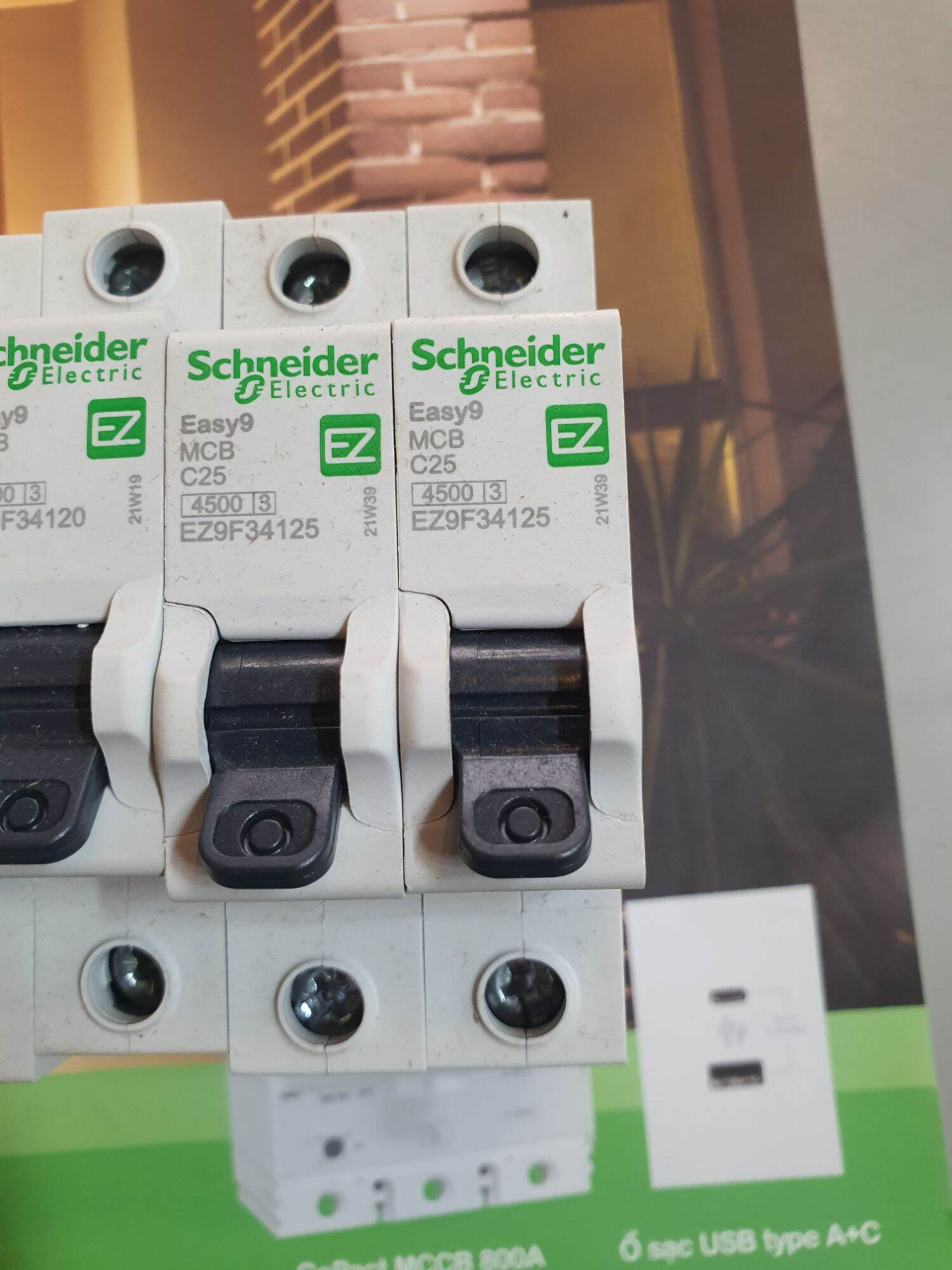 Át cài 1 pha 16-20-25-32a Schneider