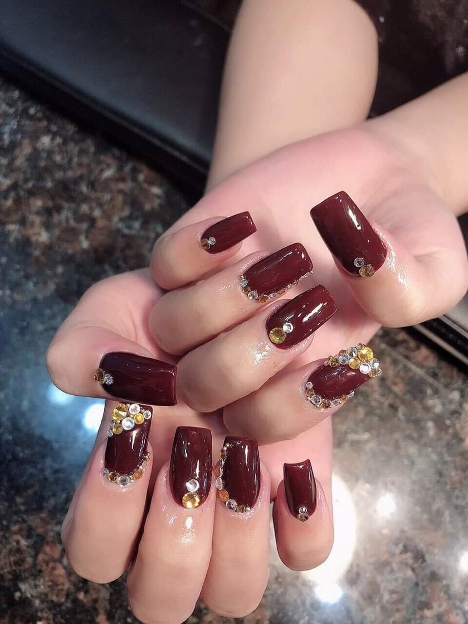 Box đỏ nâu cho nails sẽ là sự lựa chọn hoàn hảo cho những cô nàng yêu thích sự trang nhã và sang trọng. Bạn sẽ cảm thấy thật quyến rũ và tự tin khi lựa chọn màu sắc này để thực hiện cho bộ nail của mình.