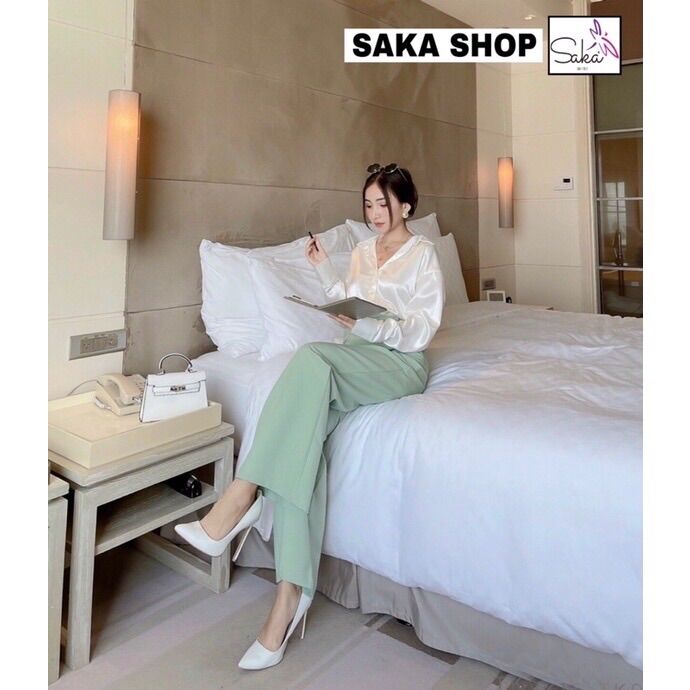 Women's Long-Sleeved White Silk Shirt with a Loose, Thick Fit