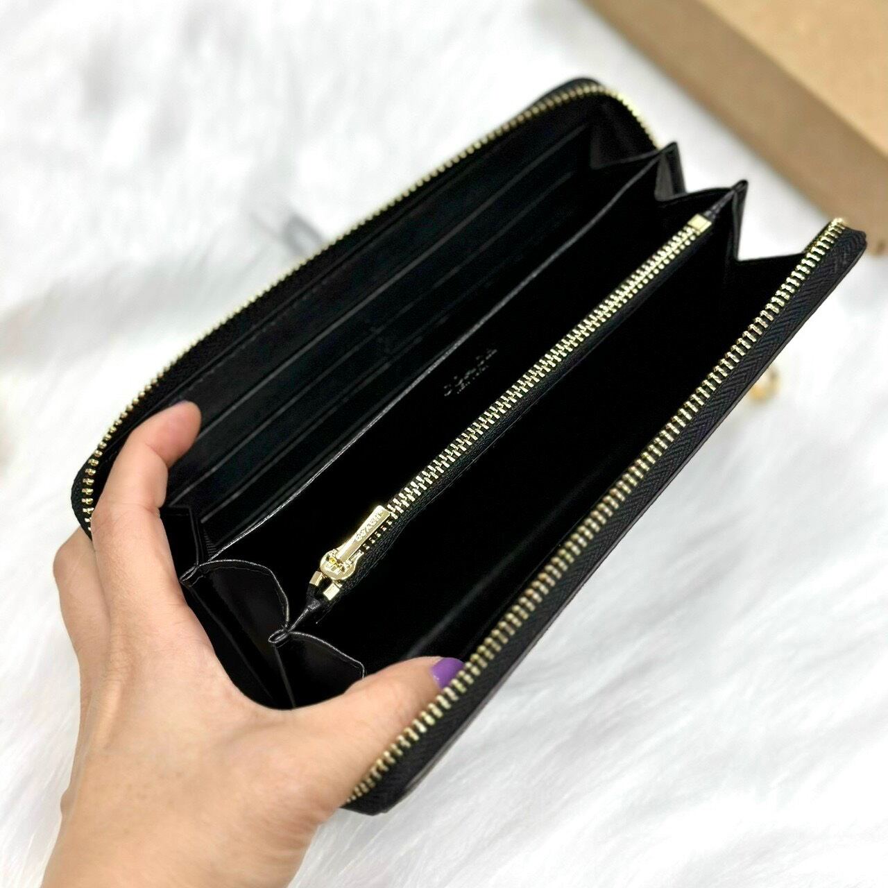 Ví C0ach
Long Zip Around Wallet xinh xắn