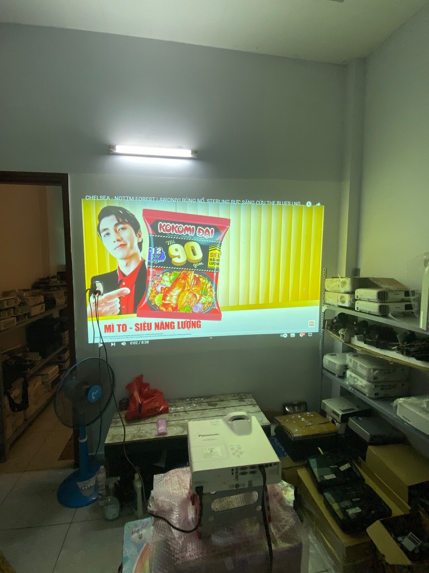 Máy chiếu gần hãng Panasonic PT-TW351R mới 99%
