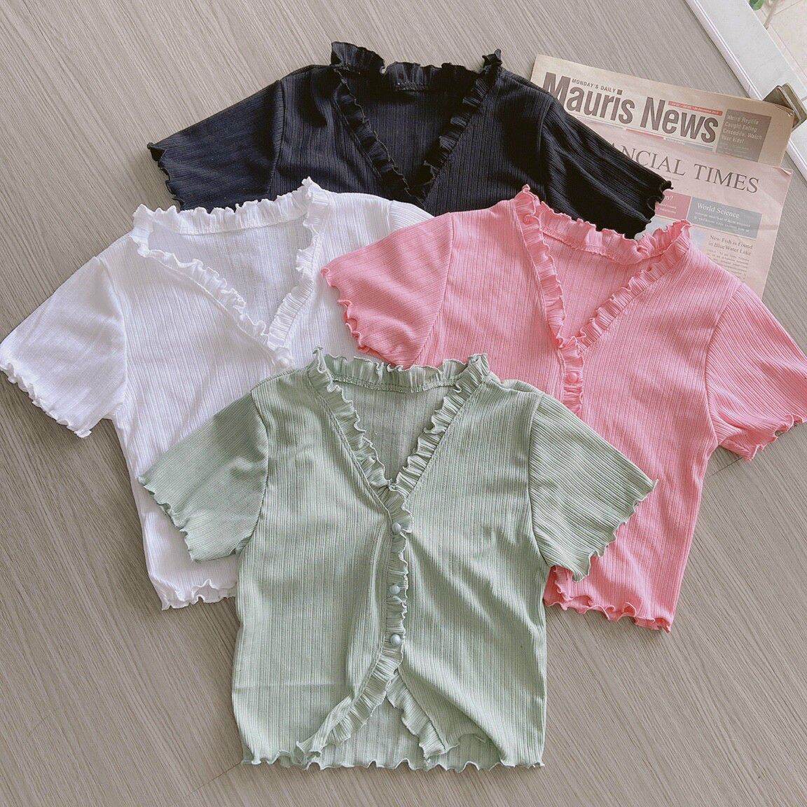 Áo Thun Gân Croptop  Viền Bèo 3 Nút