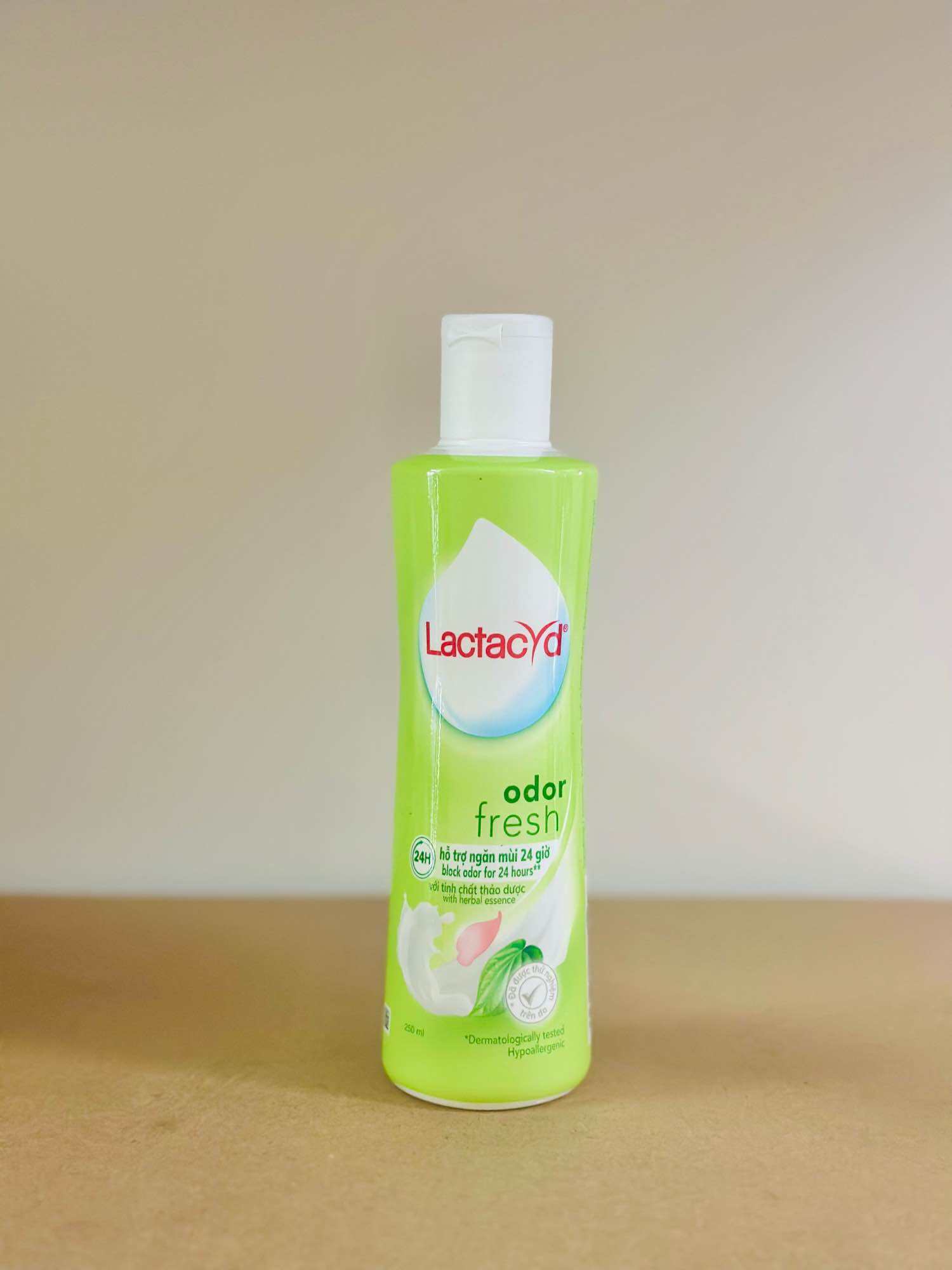 Dung Dịch Vệ Sinh Phụ nữ Lactacyd Odor Fresh Ngăn Mùi 24H 250ml