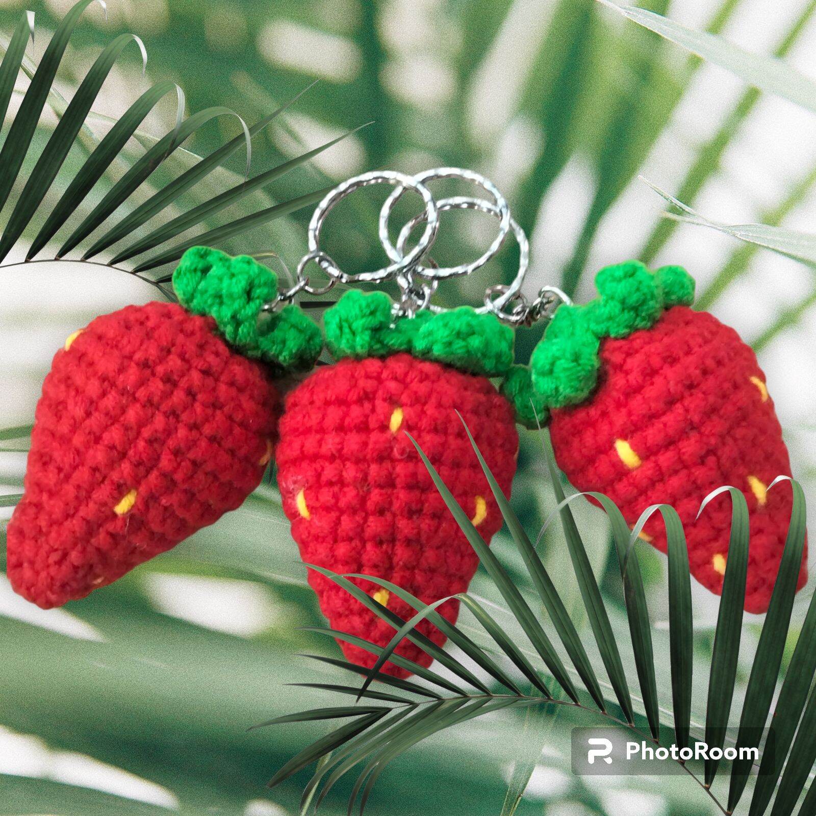 Móc khoá trái dâu 🍓 bằng len handmade.