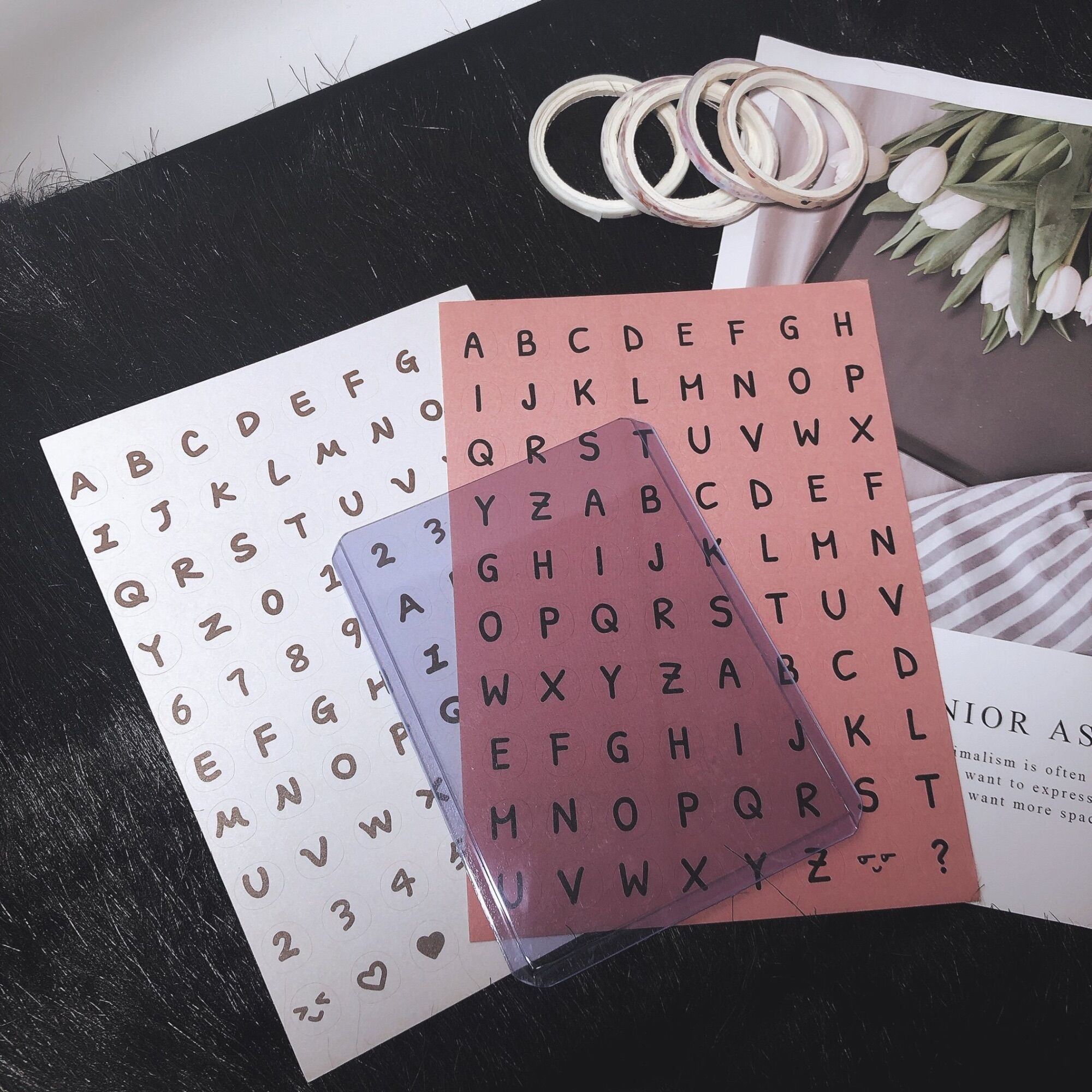 Toploader đựng card idol set sticker bảng chữ cái