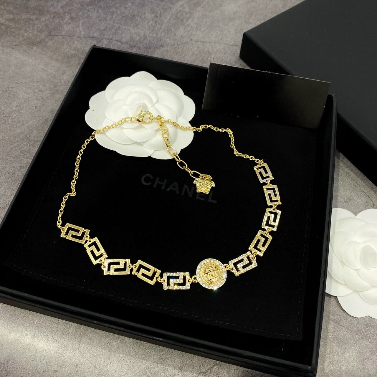 Set vòng cổ (choker) + khuyên tai ver.sa.ce cao cấp, dây chuyền nữ thương hiệu sang chảnh dễ đeo