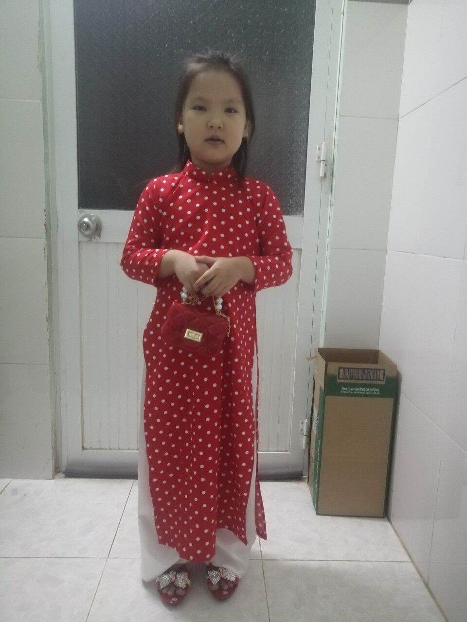 Áo dài chấm bi truyền thống cho bé gái