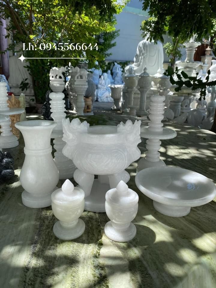 Bộ đồ thờ cúng bằng đá trắng non nước nguyên khối. Giá bộ: 2,5 triệu. —- #dothocungbangdatrang #lunhangbangdatrang #binhhoadatrang #diatraicaybangda #capchandenbangda #dothocungdanonnuoc #bodothobangdagia