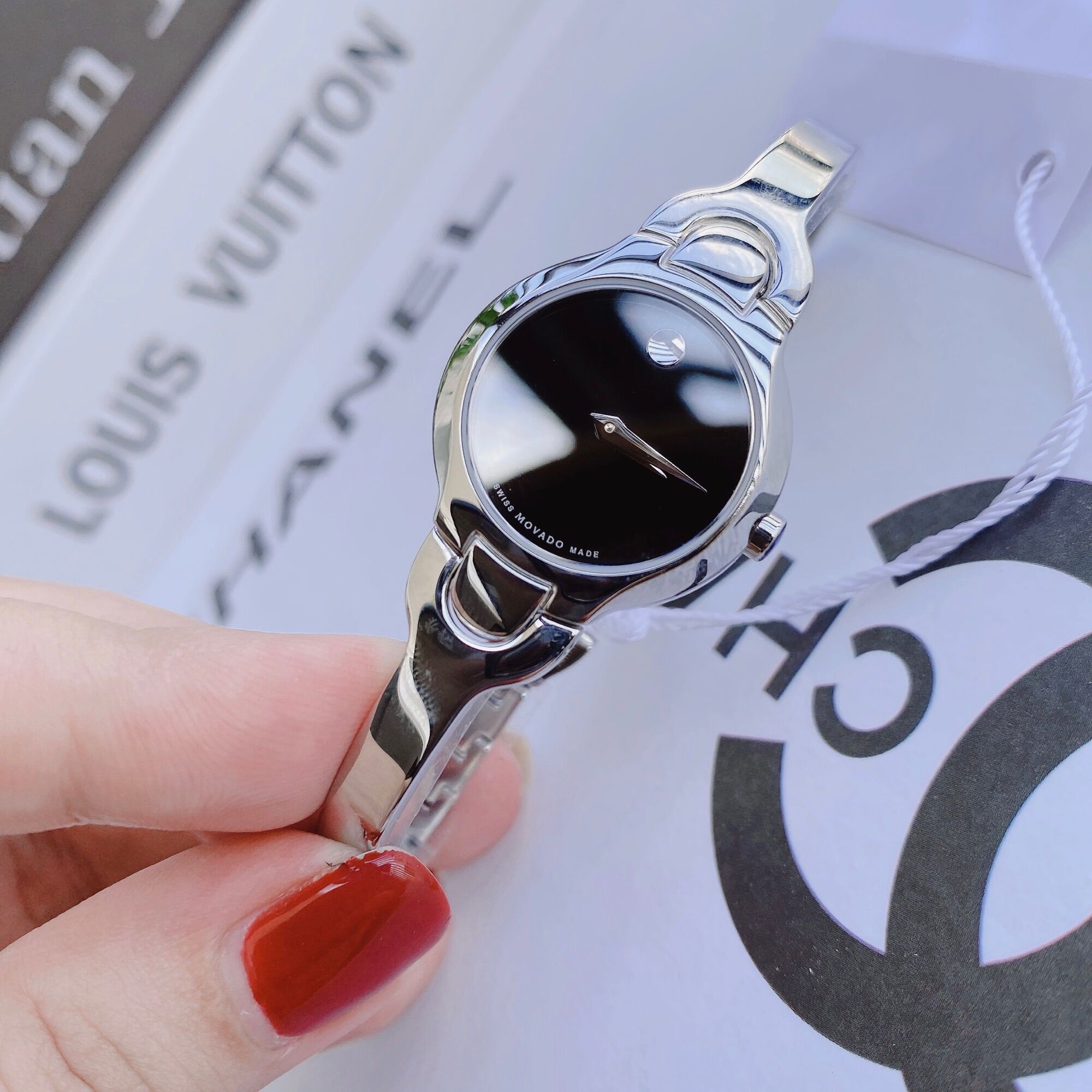 Đồng hồ nữ Movado dây thép không gỉ, size 24mm