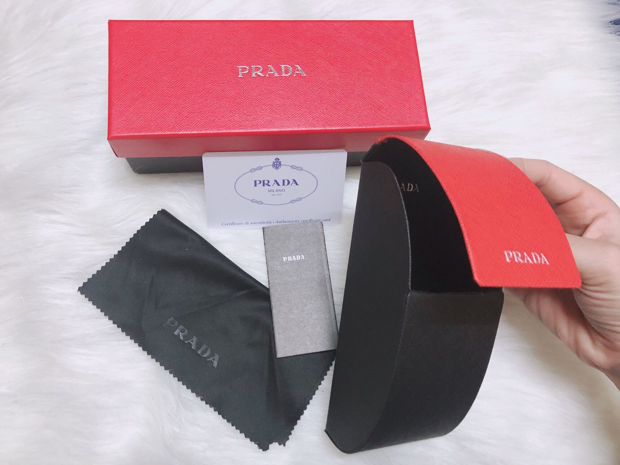 Hộp đựng kính Prada