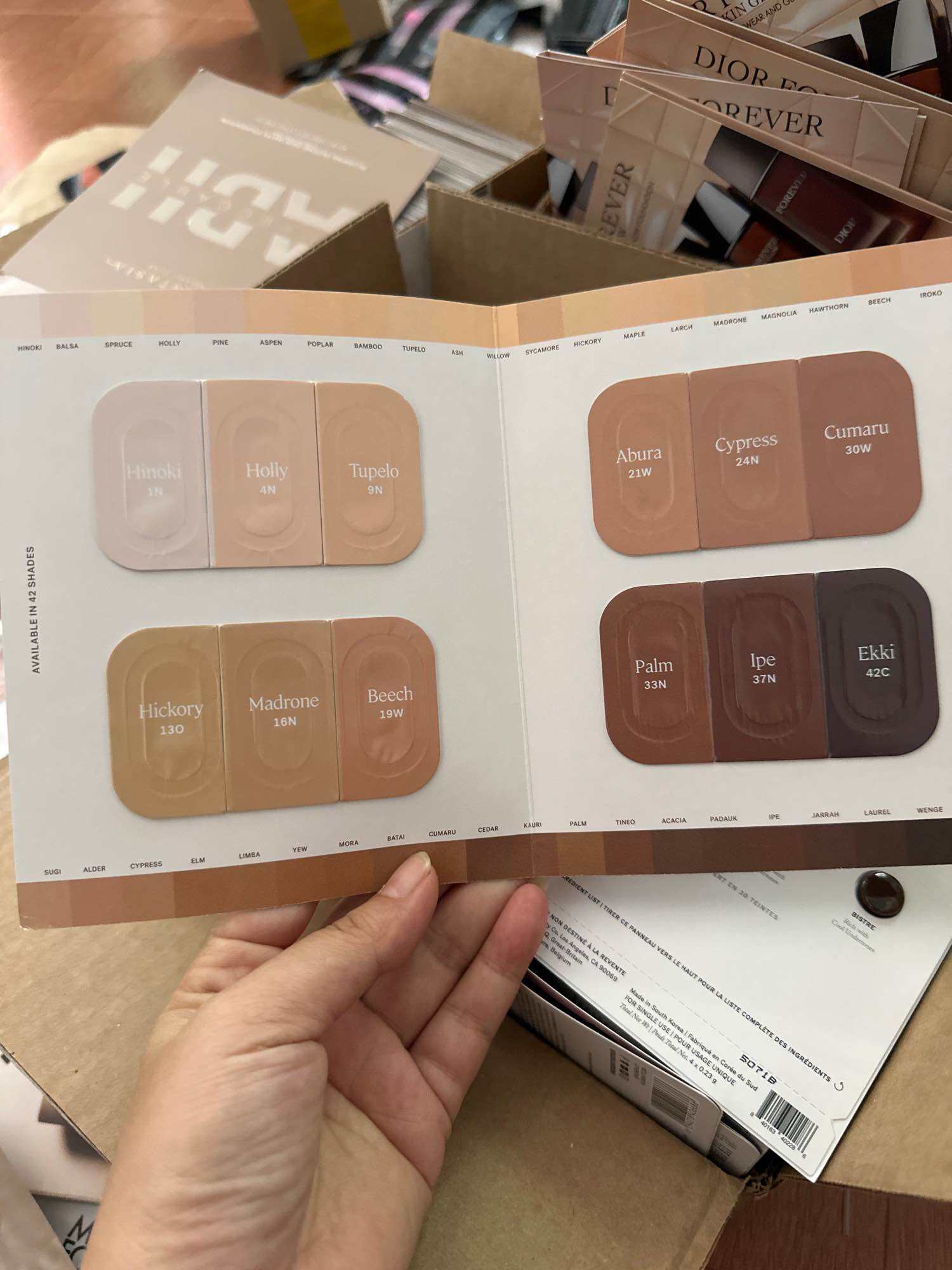 12 ô ILIA Skin Rewind Complexion Stick. Đây là một loại kem nền dạng thỏi kiêm che khuyết điểm