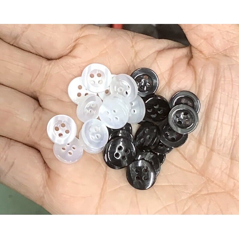 Nút sơmi 4 lỗ đen, trắng loại tốt